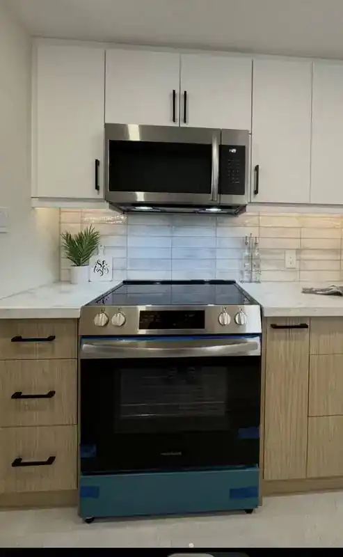 Kitchen appliances & backsplash